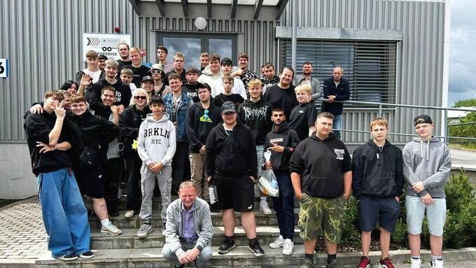 20240604_CICZ_Visit_of_Painting__and_Varnishing_Apprentices_to_Our_Company_MAIN.jpg