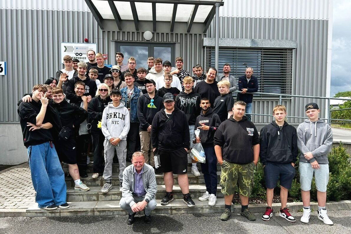 20240604_CICZ_Visit_of_Painting__and_Varnishing_Apprentices_to_Our_Company_MAIN.jpg